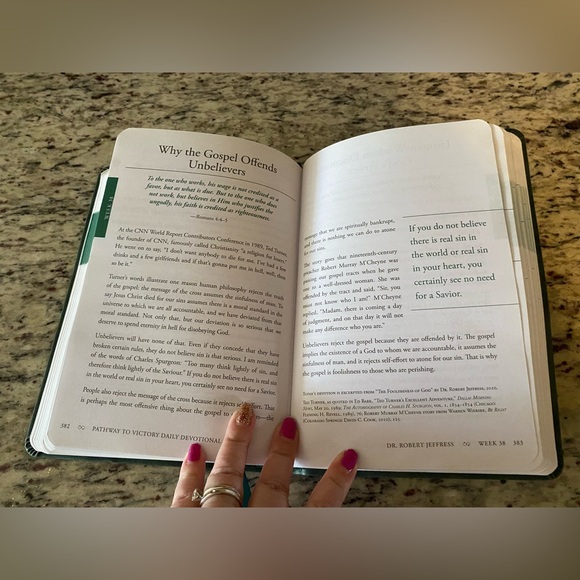 Pathway to Victory Daily Devotional Dr. Robert Jeffress 2023 Biblical Bible book - Picture 6 of 6